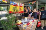 Eltern und dekorierte Tische beim Schulfest