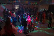 Schülerdisco, halbdunkel mit bunter Beleuchtung