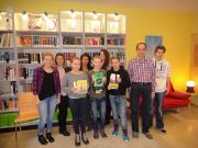Schüler in der Schulbibliothek