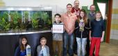 Schüler erhalten einen Preis vom obi Baumarkt