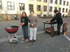 Schüler grillen auf dem Schulhof