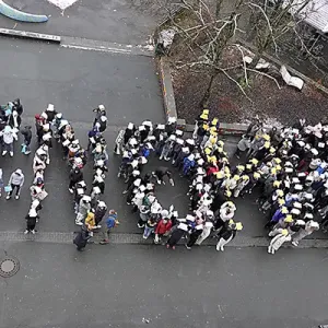 Luftbild: Schüler stellen sich auf zum Begriff "no hate"
