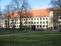 Schulgebäude in der Außenansicht