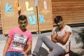 zwei geschminkte Schüler mit Tier-Gesichtsmasken