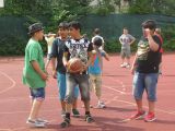 Schüler spielen Basketball auf dem Sportplatz
