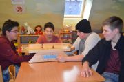 Schüler spielen ein Spiel in der Pause